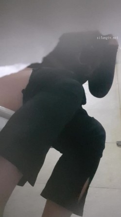高手潜入夜店躲藏女厕障碍物做掩护现场实拍各种丝袜蕾丝内裤大长腿美眉方便气质不输明星美女先吐后尿 截图7