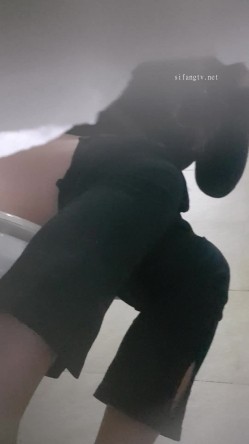 高手潜入夜店躲藏女厕障碍物做掩护现场实拍各种丝袜蕾丝内裤大长腿美眉方便气质不输明星美女先吐后尿 截图8