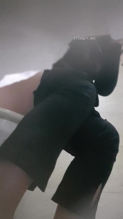 高手潜入夜店躲藏女厕障碍物做掩护现场实拍各种丝袜蕾丝内裤大长腿美眉方便气质不输明星美女先吐后尿 截图9