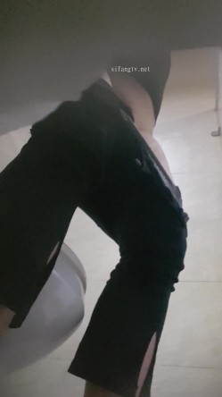 高手潜入夜店躲藏女厕障碍物做掩护现场实拍各种丝袜蕾丝内裤大长腿美眉方便气质不输明星美女先吐后尿 截图10