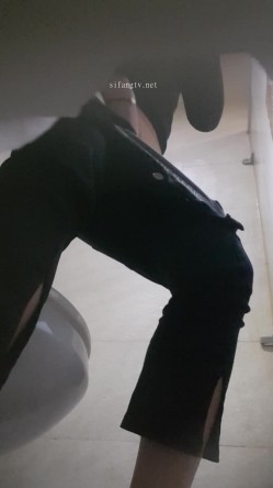 高手潜入夜店躲藏女厕障碍物做掩护现场实拍各种丝袜蕾丝内裤大长腿美眉方便气质不输明星美女先吐后尿 截图11
