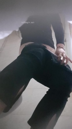 高手潜入夜店躲藏女厕障碍物做掩护现场实拍各种丝袜蕾丝内裤大长腿美眉方便气质不输明星美女先吐后尿 截图12
