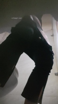高手潜入夜店躲藏女厕障碍物做掩护现场实拍各种丝袜蕾丝内裤大长腿美眉方便气质不输明星美女先吐后尿 截图13