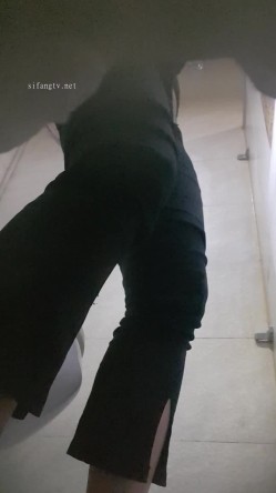 高手潜入夜店躲藏女厕障碍物做掩护现场实拍各种丝袜蕾丝内裤大长腿美眉方便气质不输明星美女先吐后尿 截图14