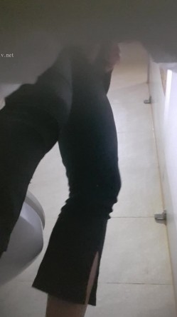 高手潜入夜店躲藏女厕障碍物做掩护现场实拍各种丝袜蕾丝内裤大长腿美眉方便气质不输明星美女先吐后尿 截图16