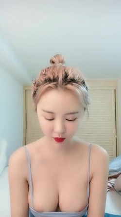 明星颜值极品美乳妹初下海小尺度诱惑，性感红唇吊带包臀裙，掏出圆润美乳半脱下内裤扭动，肥逼若隐若现 截图1