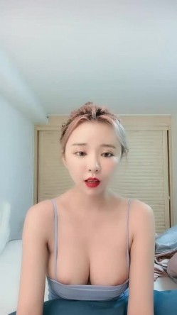 明星颜值极品美乳妹初下海小尺度诱惑，性感红唇吊带包臀裙，掏出圆润美乳半脱下内裤扭动，肥逼若隐若现 截图2