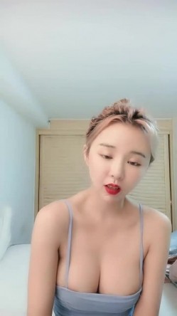 明星颜值极品美乳妹初下海小尺度诱惑，性感红唇吊带包臀裙，掏出圆润美乳半脱下内裤扭动，肥逼若隐若现 截图3
