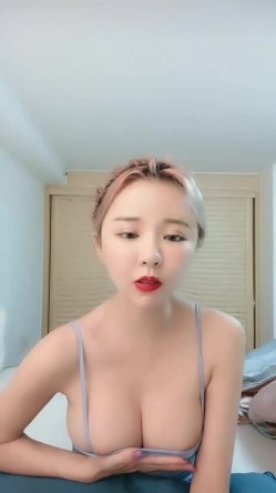 明星颜值极品美乳妹初下海小尺度诱惑，性感红唇吊带包臀裙，掏出圆润美乳半脱下内裤扭动，肥逼若隐若现 截图4
