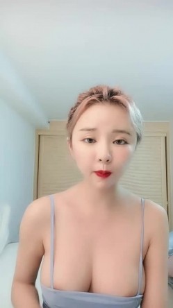 明星颜值极品美乳妹初下海小尺度诱惑，性感红唇吊带包臀裙，掏出圆润美乳半脱下内裤扭动，肥逼若隐若现 截图5