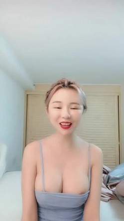 明星颜值极品美乳妹初下海小尺度诱惑，性感红唇吊带包臀裙，掏出圆润美乳半脱下内裤扭动，肥逼若隐若现 截图6