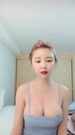 明星颜值极品美乳妹初下海小尺度诱惑，性感红唇吊带包臀裙，掏出圆润美乳半脱下内裤扭动，肥逼若隐若现 截图8