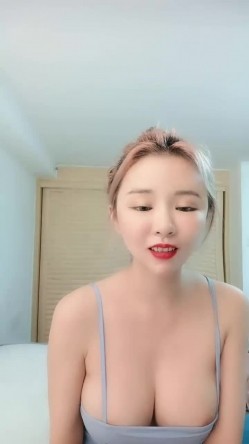 明星颜值极品美乳妹初下海小尺度诱惑，性感红唇吊带包臀裙，掏出圆润美乳半脱下内裤扭动，肥逼若隐若现 截图9