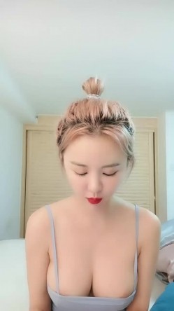 明星颜值极品美乳妹初下海小尺度诱惑，性感红唇吊带包臀裙，掏出圆润美乳半脱下内裤扭动，肥逼若隐若现 截图10