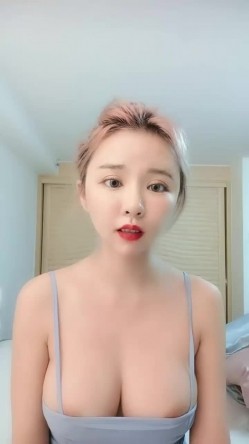 明星颜值极品美乳妹初下海小尺度诱惑，性感红唇吊带包臀裙，掏出圆润美乳半脱下内裤扭动，肥逼若隐若现 截图12