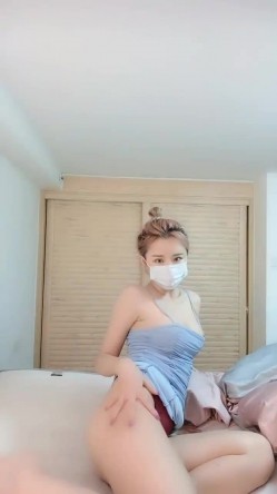 明星颜值极品美乳妹初下海小尺度诱惑，性感红唇吊带包臀裙，掏出圆润美乳半脱下内裤扭动，肥逼若隐若现 截图13