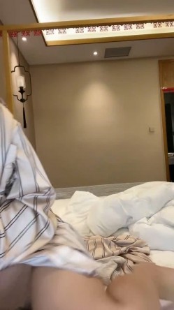 巨乳新人甜美小姐姐！解开衬衣揉捏豪乳！跪着舔弄大屌，第一视角后入肥臀，骑乘姿势激情爆操 截图1