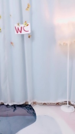 顶级颜值甜美网红小姐姐小尺度诱惑，死库水掏出白皙美乳，难得小露下逼逼，微毛略黑手指揉搓，扭动屁股有点诱人 截图9
