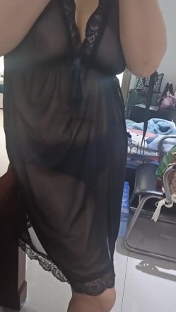 大侄子和舅妈的私情，屋子里就搞了起来，刺激，吃鸡射胸上，漂亮！ 截图1