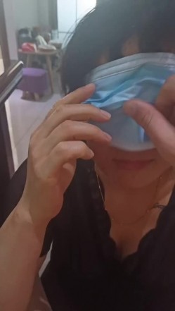 大侄子和舅妈的私情，屋子里就搞了起来，刺激，吃鸡射胸上，漂亮！ 截图2