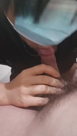 大侄子和舅妈的私情，屋子里就搞了起来，刺激，吃鸡射胸上，漂亮！ 截图7