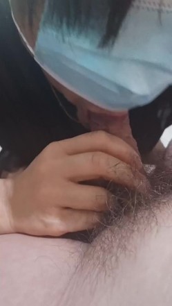 大侄子和舅妈的私情，屋子里就搞了起来，刺激，吃鸡射胸上，漂亮！ 截图8