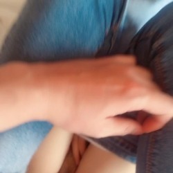 调教还在校园读书的精品小模特，‘能不能往下点，我脖子不舒服’，牛仔鲜鲍，眼镜文艺女！ 截图1