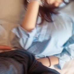 调教还在校园读书的精品小模特，‘能不能往下点，我脖子不舒服’，牛仔鲜鲍，眼镜文艺女！ 截图7