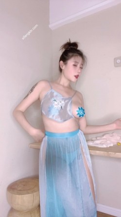 顶级身材 爆乳尤物 全网首发【奈汐酱Nice】最新私拍《古风老板娘》极致诱惑 婉约骚媚 高清私拍 截图13