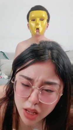 眼镜御姐范妹子，素花白色丝袜，丰满大屁股掰穴舔逼，露脸口交，超多花样姿势操逼，互玩69，深喉口爆精液 截图8