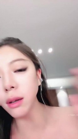 奶球女神7月首回归，带来个清纯妹妹 搞双飞群P！小骚货干干停停地 讲述她以前被老师诱骗睡着性侵不敢反抗，超有意思 截图11