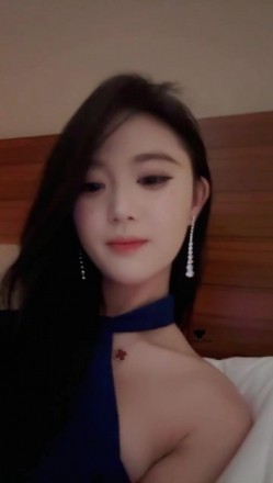 最美S精神小妹小尹模特，调教男奴 内裤破个小洞 坐脸舔逼，扇耳光 制喂口水喂喝尿圣水【不小心 罕见大尺度露逼】 截图16