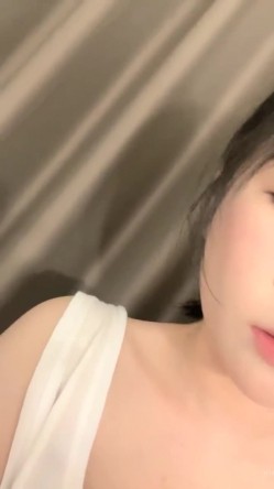抖音网红！可爱至极！~【京鱼儿】大尺度粉穴天然美乳~哇塞，女神不常来，可遇不可求 截图1