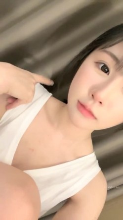 抖音网红！可爱至极！~【京鱼儿】大尺度粉穴天然美乳~哇塞，女神不常来，可遇不可求 截图4