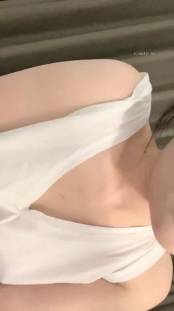 抖音网红！可爱至极！~【京鱼儿】大尺度粉穴天然美乳~哇塞，女神不常来，可遇不可求 截图6