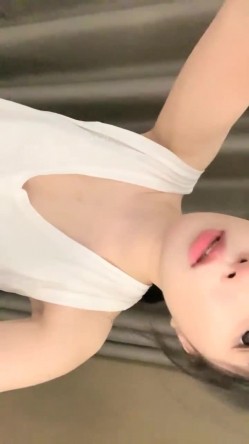 抖音网红！可爱至极！~【京鱼儿】大尺度粉穴天然美乳~哇塞，女神不常来，可遇不可求 截图8