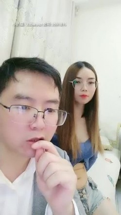 经典约啪大神【野狼出击】勾搭闺蜜的闺蜜偷情打炮 极品眼镜妹全裸沙发震 抱起来操直接干瘫沙发上 截图1