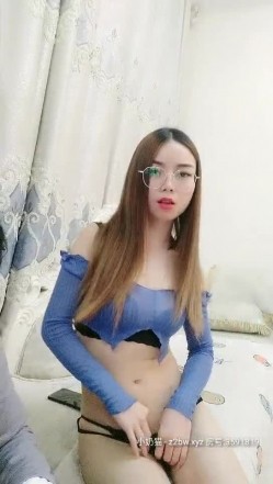 经典约啪大神【野狼出击】勾搭闺蜜的闺蜜偷情打炮 极品眼镜妹全裸沙发震 抱起来操直接干瘫沙发上 截图5