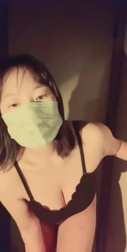 最新快手泄密！大奶少妇【婷宝】定制福利，露脸抖奶自慰骚货身材嘎嘎好 截图13