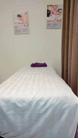 按摩店性感黑丝小妹，小哥享受大奶子小妹的服务扒下内裤主动给小哥口交舔乳头，激情上位抽插奶子乱晃呻吟 截图1
