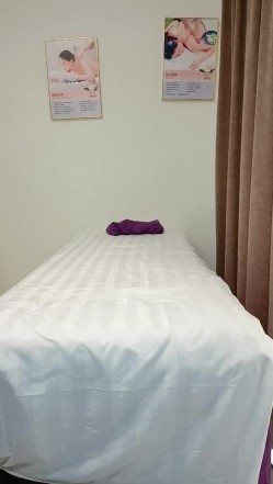 按摩店性感黑丝小妹，小哥享受大奶子小妹的服务扒下内裤主动给小哥口交舔乳头，激情上位抽插奶子乱晃呻吟 截图2