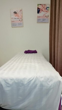 按摩店性感黑丝小妹，小哥享受大奶子小妹的服务扒下内裤主动给小哥口交舔乳头，激情上位抽插奶子乱晃呻吟 截图3