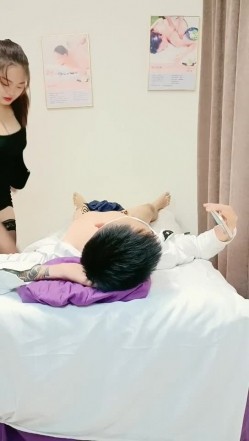 按摩店性感黑丝小妹，小哥享受大奶子小妹的服务扒下内裤主动给小哥口交舔乳头，激情上位抽插奶子乱晃呻吟 截图11
