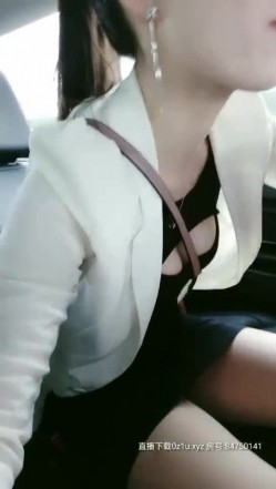 【浪逼淫妹】淫荡美少妇驾车户外野战3P啪啪地上铺上布，口交后入大力猛操一个搞完再换另一个 截图3