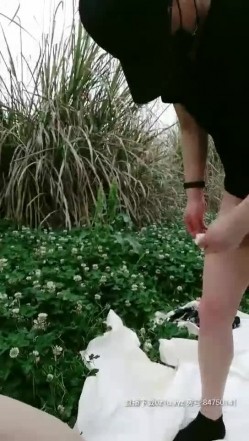 【浪逼淫妹】淫荡美少妇驾车户外野战3P啪啪地上铺上布，口交后入大力猛操一个搞完再换另一个 截图12