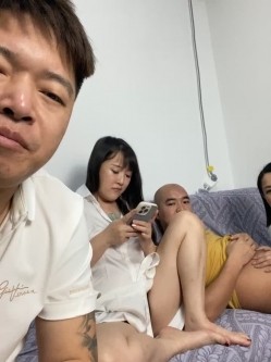 绿帽癖老公大聚会骚妇群P成熟饥渴骚妇成群结队开淫趴浴池KTV漏出口交随机配对 截图7