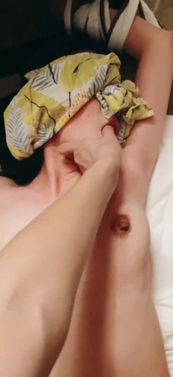 推特极品绿帽反差骚妻【家有美妻初长成】订阅，非常抚媚，骚入骨髓，经常约单男来肏 截图2