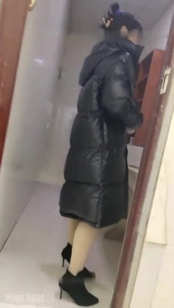 深夜酒店住宿看上前台收银小姐姐,不断加钱要求一起回房啪啪,成功勾引 截图7