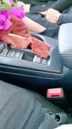 【钢炮寻爱】 户外车震~沟搭人妻熟女催情药无套内射 截图3