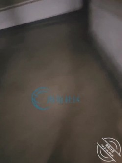 【海角_169310278101】美腿嫂子小骚货，趁装修工装修时打炮，地库打炮滋了一地水，忍不住叫 站不稳 截图1